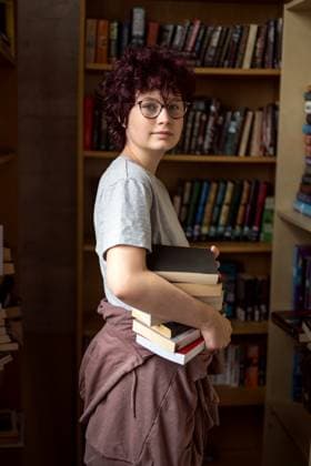 Creative Highlight Symbolbilder Young teen age girl wearing eye glasses at the book shop library Daventry, England, United Kingdom CR_ATMT2509091C-1826374-01 ,model released, Symbolfoto