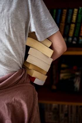 Creative Highlight Symbolbilder closeup stack of books, girl at the book shop library Daventry, England, United Kingdom CR_ATMT2509091C-1826375-01 ,model released, Symbolfoto