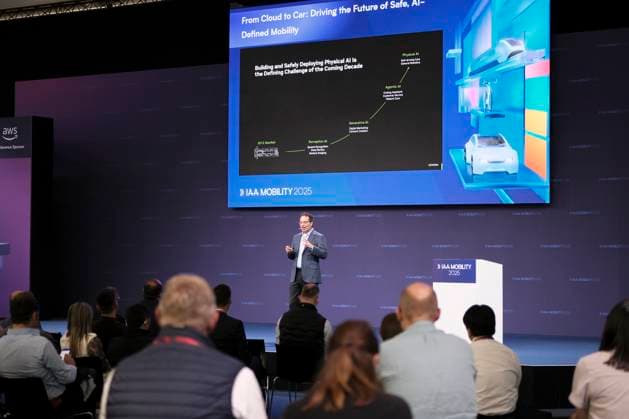 Ali Kani von NVIDIA hält Vortrag auf IAA Mobility Summit Stage Ali Kani von NVIDIA hält Vortrag auf IAA Mobility Summit Stage zum Thema From cloud to car