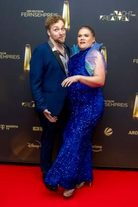 abb Gisa Flake die Schauspielerin mit ihrem Ehemann Knud Riepen zu Gast auf dem roten Teppich bei der Nacht der Kreativen - Der Deutsche Fernsehpreis 2025 in der Flora am 09.09.2025 in Koeln NRW Deutschland