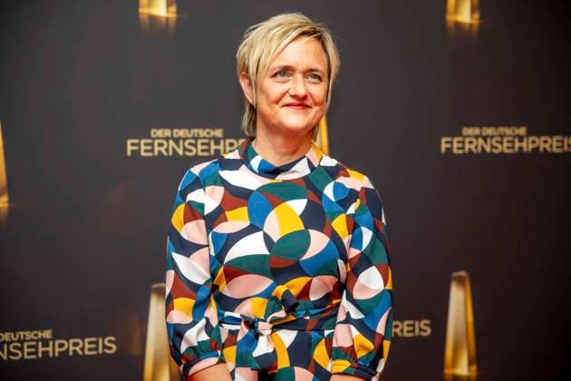 abb Ellen Ehni WDR Chefredakteurin Buntes Kleid zu Gast auf dem roten Teppich bei der Nacht der Kreativen - Der Deutsche Fernsehpreis 2025 in der Flora am 09.09.2025 in Koeln NRW Deutschland