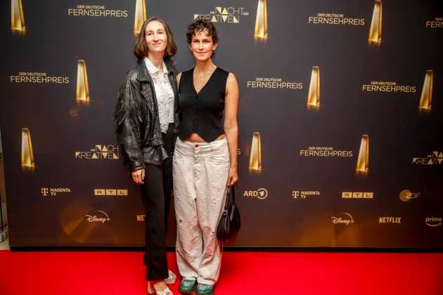 abb Lena Fakler links mit Partnerin Bestes Buch Fiktion zu Gast auf dem roten Teppich bei der Nacht der Kreativen - Der Deutsche Fernsehpreis 2025 in der Flora am 09.09.2025 in Koeln NRW Deutschland