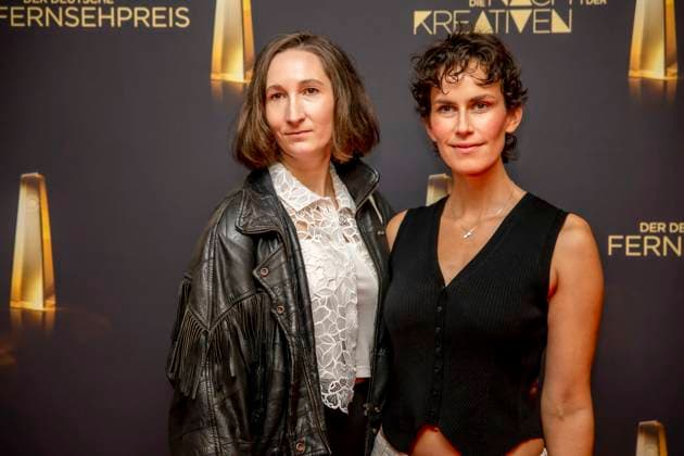 abb Lena Fakler links mit Partnerin Bestes Buch Fiktion zu Gast auf dem roten Teppich bei der Nacht der Kreativen - Der Deutsche Fernsehpreis 2025 in der Flora am 09.09.2025 in Koeln NRW Deutschland