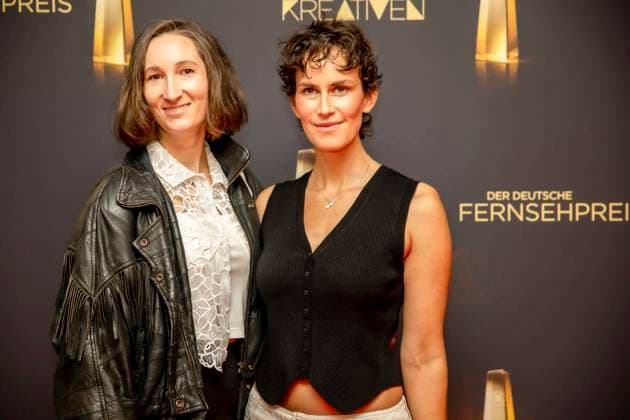 abb Lena Fakler links mit Partnerin Bestes Buch Fiktion zu Gast auf dem roten Teppich bei der Nacht der Kreativen - Der Deutsche Fernsehpreis 2025 in der Flora am 09.09.2025 in Koeln NRW Deutschland