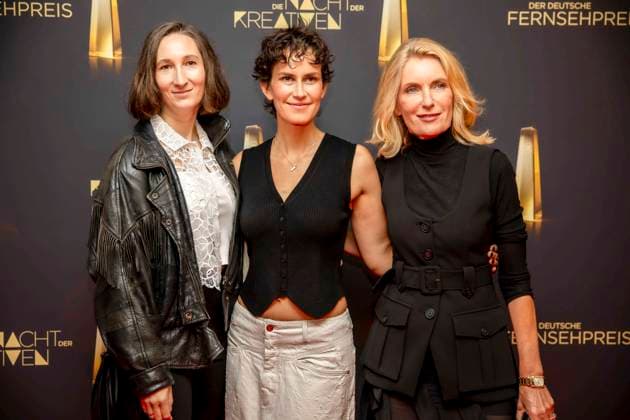abb Lena Fakler links mit Partnerin Bestes Buch Fiktion mit Maria Furtwaengler Schauspielerin zu Gast auf dem roten Teppich bei der Nacht der Kreativen - Der Deutsche Fernsehpreis 2025 in der Flora am 09.09.2025 in Koeln NRW Deutschland