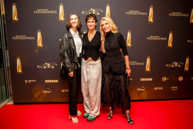 abb Lena Fakler links mit Partnerin Bestes Buch Fiktion mit Maria Furtwaengler Schauspielerin zu Gast auf dem roten Teppich bei der Nacht der Kreativen - Der Deutsche Fernsehpreis 2025 in der Flora am 09.09.2025 in Koeln NRW Deutschland