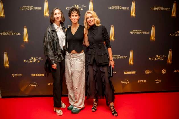 abb Lena Fakler links mit Partnerin Bestes Buch Fiktion mit Maria Furtwaengler Schauspielerin zu Gast auf dem roten Teppich bei der Nacht der Kreativen - Der Deutsche Fernsehpreis 2025 in der Flora am 09.09.2025 in Koeln NRW Deutschland