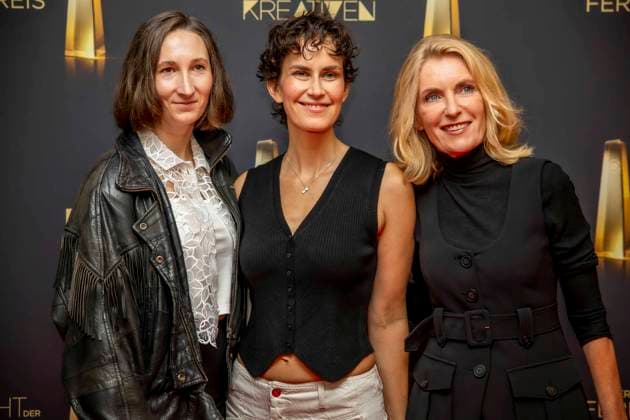 abb Lena Fakler links mit Partnerin Bestes Buch Fiktion mit Maria Furtwaengler Schauspielerin zu Gast auf dem roten Teppich bei der Nacht der Kreativen - Der Deutsche Fernsehpreis 2025 in der Flora am 09.09.2025 in Koeln NRW Deutschland