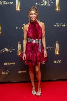 abb Laura Karasek Deutsche Autorin und Fernsehmoderatorin Jury Mitglied rotes Kleid zu Gast auf dem roten Teppich bei der Nacht der Kreativen - Der Deutschen Fernsehpreis 2025 in der Flora am 09.09.2025 in Koeln NRW Deutschland