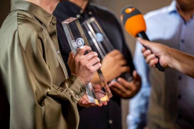 abb Zwei Deutsche Fernsehpreise ZDF Mikrofon Fernsehpreis bei der Nacht der Kreativen - Der Deutsche Fernsehpreis 2025 in der Flora am 09.09.2025 in Koeln NRW Deutschland