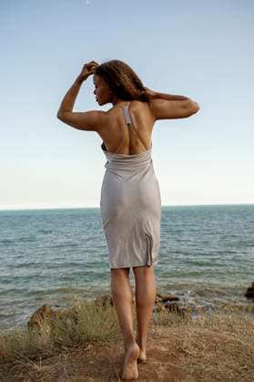 Creative Highlight Symbolbilder African American woman on the seashore, back to the camera Odesa, Odesa Oblast, Ukraine R_BAZO250908A-1812283-01 ,model released, Symbolfoto
