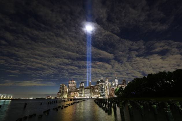 Bilder des Jahres 2025, News September 09 National September 11 Memorial & Museum The Tribute in Light rises above the New York skyline from the Brooklyn waterfront across the East River in New York, United States, on September 9, 2025. New York City N.Y. United States  Copyright: xGordonxDonovanx originalFilename: donovan-tributei250909_npb81.jpg