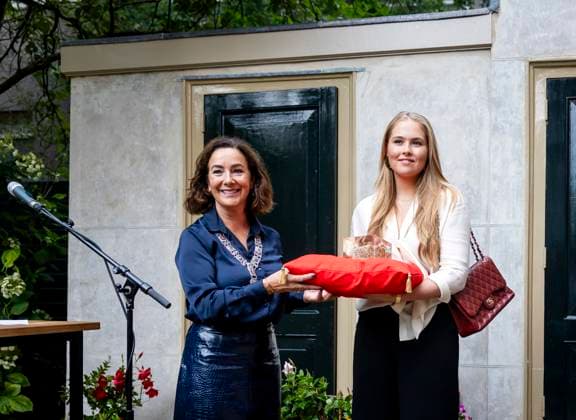 10-09-2025 Amsterdam Princess Amalia during a meeting with mayor Femke Halsema of Amsterdam and several Amsterdammers at the official residence of the mayor at Herengracht 502 in Amsterdam. Â  Copyright: xPPEx