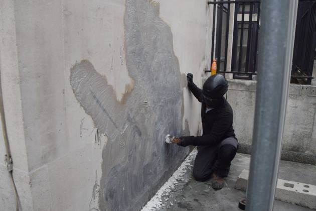 September 10, 2025, London, England, United Kingdom: A worker scrubs off the latest artwork by elusive street artist Banksy at the Royal Courts of Justice, depicting a judge hitting a protester with a gavel, after the court ordered it to be removed. London United Kingdom - ZUMAv130 20250910_zip_v130_028 Copyright: xVukxValcicx