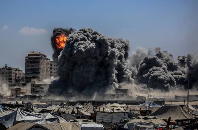 Bilder des Jahres 2025, News September 09 Israel shells the Harmony Tower in Gaza GAZA CITY, GAZA - SEPTEMBER 10: Smoke rises from the Harmony Tower, right after being bombed by Israeli forces in western Gaza City, Gaza on September 10, 2025. Saeed M. M. T. Jaras Anadolu Gaza Gaza. Editorial use only. Please get in touch for any other usage.  Copyright: x2025xAnadoluxSaeedxM.xM.xT.xJarasx