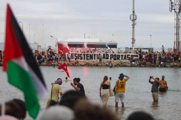 Bilder des Jahres 2025, News September 09 September 10, 2025, Tunis, Tunis, Tunisia: Supporters and activists of the Global Sumud Flotilla gather at the Tunisian port of Sidi Bou Said, ahead of the scheduled departure to the Gaza Strip to break Israel s blockade on the Palestinian territory on September 10, 2025. Organisers of the flotilla named Sumud , an Arabic word meaning steadfastness, which carries aid and pro-Palestinian activists, said late September 9 that another of their boats had been struck in a suspected drone attack off Tunisia s coast, adding the flotilla was due to resume its voyage on September 10 after multiple delays. Tunis Tunisia - ZUMAm342 20250910_zsp_m342_008 Copyright: xHasanxMradx
