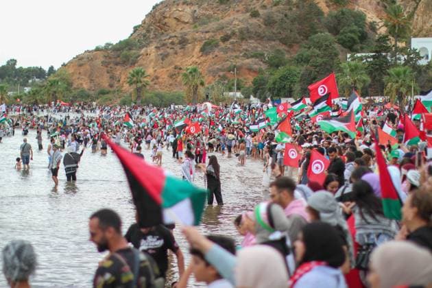 Bilder des Jahres 2025, News September 09 September 10, 2025, Tunis, Tunis, Tunisia: Supporters and activists of the Global Sumud Flotilla gather at the Tunisian port of Sidi Bou Said, ahead of the scheduled departure to the Gaza Strip to break Israel s blockade on the Palestinian territory on September 10, 2025. Organisers of the flotilla named Sumud , an Arabic word meaning steadfastness, which carries aid and pro-Palestinian activists, said late September 9 that another of their boats had been struck in a suspected drone attack off Tunisia s coast, adding the flotilla was due to resume its voyage on September 10 after multiple delays. Tunis Tunisia - ZUMAm342 20250910_zsp_m342_023 Copyright: xHasanxMradx