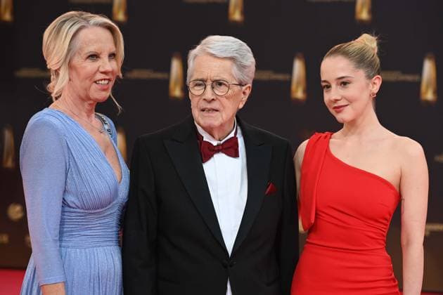 Frank ELSTNER, Showmaster, mit Ehefrau Britta und Tochter Enya, Roter Teppich, Red Carpet Show, Ankunft, arrival, Verleihung des Deutschen Fernsehpreises, Der Deutsche Fernsehpreis 2025, Deutscher Fernsehpreis 2025 in den MMC Studios Koeln, am 10.09.2025.