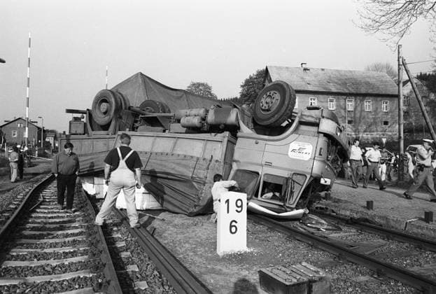 LKW Unfall 11.05.1994, Burkhardtsdorf, B 95 , Bahnübergang, schwerer LKW Unfall Sachsen BRD *** Truck accident 11 05 1994, Burkhardtsdorf, B 95 , railroad crossing, serious truck accident Saxony BRD