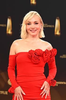 Janin ULLMANN, Schauspielerin, Roter Teppich, Red Carpet Show, Ankunft, arrival, Verleihung des Deutschen Fernsehpreises, Der Deutsche Fernsehpreis 2025, Deutscher Fernsehpreis 2025 in den MMC Studios Koeln, am 10.09.2025.