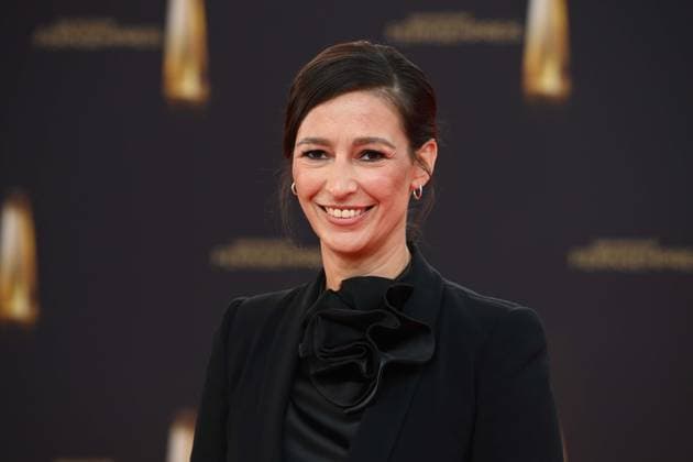 Pinar ATALAY, Moderatorin, Roter Teppich, Red Carpet Show, Ankunft, arrival, Verleihung des Deutschen Fernsehpreises, Der Deutsche Fernsehpreis 2025, Deutscher Fernsehpreis 2025 in den MMC Studios Koeln, am 10.09.2025.