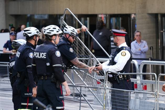 Pro-Palestinian protest against screening of The Road Between Us: The Ultimate Rescue in Toronto TORONTO, CANADA - SEPTEMBER 10 : Toronto police set barricades as Pro-Palestinian and pro-Israel demonstrators rally on opposite sides of the road outside Roy Thompson Hall, where the documentary The Road Between Us: The Ultimate Rescue is screening, during the Toronto International Film Festival on September 10, 2025 in Toronto, Ontario, Canada. Mert Alper Dervis Anadolu Toronto Canada. Editorial use only. Please get in touch for any other usage.  Copyright: x2025xAnadoluxMertxAlperxDervisx