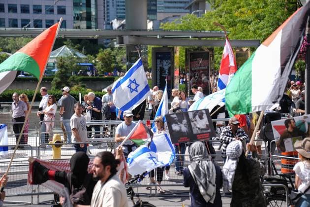 Pro-Palestinian protest against screening of The Road Between Us: The Ultimate Rescue in Toronto TORONTO, CANADA - SEPTEMBER 10 : Pro-Palestinian and pro-Israel demonstrators rally on opposite sides of the road outside Roy Thompson Hall, where the documentary The Road Between Us: The Ultimate Rescue is screening, during the Toronto International Film Festival on September 10, 2025 in Toronto, Ontario, Canada. Mert Alper Dervis Anadolu Toronto Canada. Editorial use only. Please get in touch for any other usage.  Copyright: x2025xAnadoluxMertxAlperxDervisx