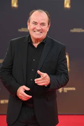 Wolfram KONS, Moderator, Roter Teppich, Red Carpet Show, Ankunft, arrival, Verleihung des Deutschen Fernsehpreises, Der Deutsche Fernsehpreis 2025, Deutscher Fernsehpreis 2025 in den MMC Studios Koeln, am 10.09.2025.