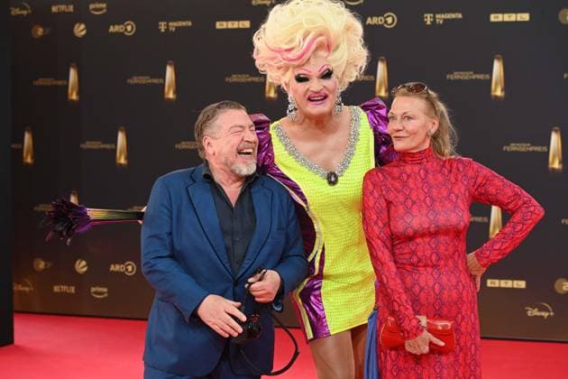 v.l. Armin ROHDE, Schauspieler, Olivia JONES, Karen BOEHNE, Schauspielerin, Roter Teppich, Red Carpet Show, Ankunft, arrival, Verleihung des Deutschen Fernsehpreises, Der Deutsche Fernsehpreis 2025, Deutscher Fernsehpreis 2025 in den MMC Studios Koeln, am 10.09.2025.
