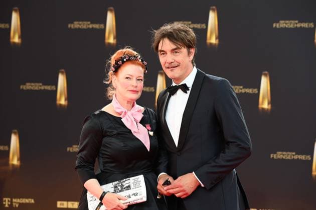 v.l. Enie van de MEIKLOKJES, Moderatorin, Matze KNOP, Comedian, Roter Teppich, Red Carpet Show, Ankunft, arrival, Verleihung des Deutschen Fernsehpreises, Der Deutsche Fernsehpreis 2025, Deutscher Fernsehpreis 2025 in den MMC Studios Koeln, am 10.09.2025.