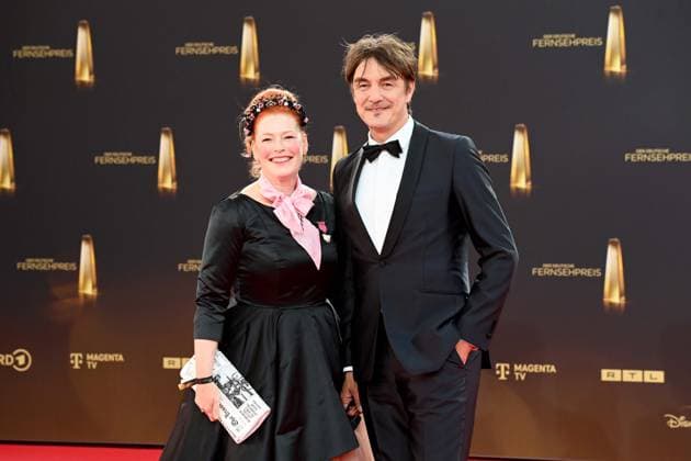 v.l. Enie van de MEIKLOKJES, Moderatorin, Matze KNOP, Comedian, Roter Teppich, Red Carpet Show, Ankunft, arrival, Verleihung des Deutschen Fernsehpreises, Der Deutsche Fernsehpreis 2025, Deutscher Fernsehpreis 2025 in den MMC Studios Koeln, am 10.09.2025.
