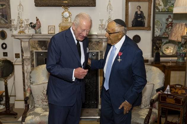 Audience at Clarence House King Charles III holds an audience with Mr. Manfred Goldberg. His Majesty invested him with the Insignia of a Member of the Most Excellent Order of the British Empire (MBE), in the morning drawing room at Clarence House, London. Picture date: Wednesday September 10, 2025., Credit:Aaron Chown Avalon UK, London  Copyright: xAaronxChownx xAvalonx 1035860784