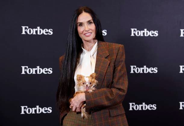 Bilder des Jahres 2025, Entertainment 09 September Actress, Producer & Author Demi Moore arrives with her her pet Chihuahua Pilaf before being interviewed at the Forbes Power Women s Summit on Wednesday, September 10, 2025 at Jazz at Lincoln Center in New York City.  NYP20250910143 JohnxAngelillo