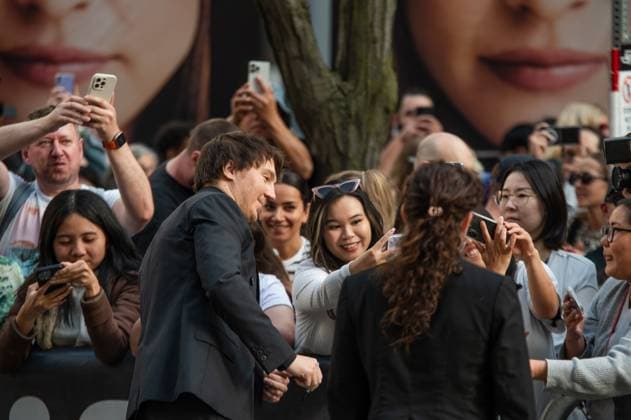 September 10, 2025, Toronto, On, Canada: Paul Dano greets fans before the red carpet for The Wizard of the Kremlin at the Toronto International Film Festival in Toronto on Wednesday, Sept. 10, 2025. Toronto Canada  - ZUMAc35_ 20250910_zaf_c35_166 Copyright: xLauraxProctorx
