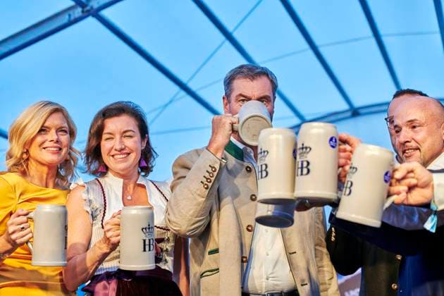 Ozapft is in Berlin - Markus Söder EUR, Deutschland, Berlin, 10.09.2025: v.l.n.r. Alexander Dobrindt, Julia Klöckner, Dorothee Bär, Markus Söder, Jens Spahn und Alexander Hoffmann. Ozapft is in Berlin. Der Berliner Auftakt des Münchener Oktoberfestes findet in sichtweite des Kanzleramtes statt - es feiert die bayrische Landesregierung mit vielen Gästen aus Politik und Kultur. *** Ozapft is in Berlin Markus Söder EUR, Germany, Berlin, 10 09 2025 from left to right Alexander Dobrindt, Julia Klöckner, Dorothee Bär, Markus Söder, Jens Spahn and Alexander Hoffmann Ozapft is in Berlin The Berlin kick-off of the Munich Oktoberfest takes place within sight of the Chancellery the Bavarian state government celebrates with many guests from poli