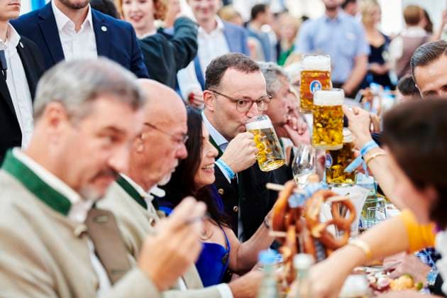 Ozapft is in Berlin - Jens Spahn EUR, Deutschland, Berlin, 10.09.2025: Jens Spahn (CDU) Vorsitzender der CDU CSU-Bundestagsfraktion. Ozapft is in Berlin. Der Berliner Auftakt des Münchener Oktoberfestes findet in sichtweite des Kanzleramtes statt - es feiert die bayrische Landesregierung mit vielen Gästen aus Politik und Kultur. *** Ozapft is in Berlin Jens Spahn EUR, Germany, Berlin, 10 09 2025 Jens Spahn CDU Chairman of the CDU CSU parliamentary group Ozapft is in Berlin The Berlin kick-off of the Munich Oktoberfest takes place within sight of the Chancellery - the Bavarian state government celebrates with many guests from politics and culture