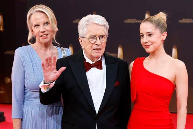 Showmaster Frank Elstner mit Ehefrau Britta Elstner (l) und Tochter Enya Elstner (r) beim Deutschen Fernsehpreis 2025 in den MMC-Studios in Ossendorf. Köln, 10.09.2025 NRW Deutschland Copyright: xChristophxHardtx