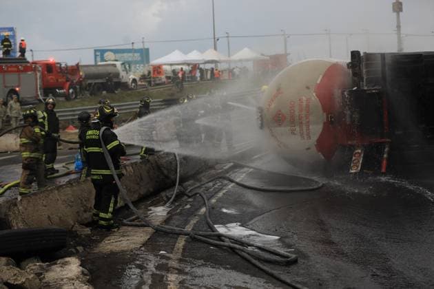 Gas Tanker Explosion Leaves 57 People Injured Firefighters put out the fire after the explosion of a gas tanker that overturned near the Puente La Concordia in Iztapalapa, leaving 57 people injured, 19 of whom are in serious condition. on September 10, 2025 in Mexico City, Mexico. Mexico City CDMX Mexico Copyright: xIanxRoblesx