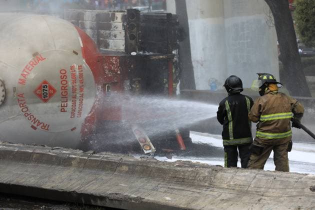 Gas Tanker Explosion Leaves 57 People Injured Firefighters put out the fire after the explosion of a gas tanker that overturned near the Puente La Concordia in Iztapalapa, leaving 57 people injured, 19 of whom are in serious condition. on September 10, 2025 in Mexico City, Mexico. Mexico City CDMX Mexico Copyright: xIanxRoblesx