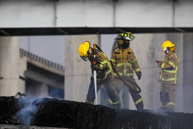 Gas Tanker Explosion Leaves 57 People Injured Firefighters put out the fire after the explosion of a gas tanker that overturned near the Puente La Concordia in Iztapalapa, leaving 57 people injured, 19 of whom are in serious condition. on September 10, 2025 in Mexico City, Mexico. Mexico City CDMX Mexico Copyright: xIanxRoblesx