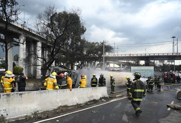 (250910) -- MEXICO CITY, Sept. 10, 2025 -- Firefighters work at the gas tanker truck explosion accident site in Mexico City, Mexico, Sept. 10, 2025. Fifty-seven people were injured after a gas tanker truck exploded on Wednesday in Mexico City, with 19 of them in serious condition, local authorities said. (Str Xinhua) MEXICO-MEXICO CITY-GAS TANKER TRUCK-EXPLOSION LixMengxintonglian 