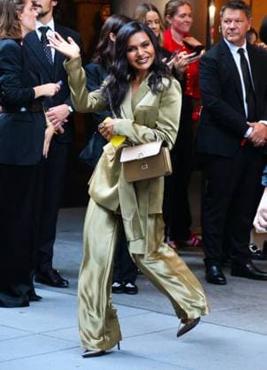 NYFW - Celebs At The Ralph Lauren Fashion Show Mindy Kaling leaves the Ralph Lauren Spring 2026 fahion show during the New York fashion week in midtown, NY on September 10, 2025. Photo by Dylan Travis ABACAPRESS.COM New York City NY United States  Copyright: xDylanxTravis ABACAx