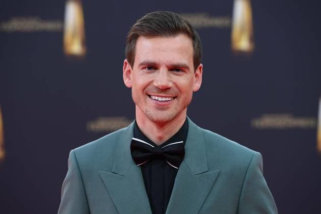 Aljoscha HOEHN, Höhn, Moderator, Roter Teppich, Red Carpet Show, Ankunft, arrival, Verleihung des Deutschen Fernsehpreises, Der Deutsche Fernsehpreis 2025, Deutscher Fernsehpreis 2025 in den MMC Studios Koeln, am 10.09.2025.