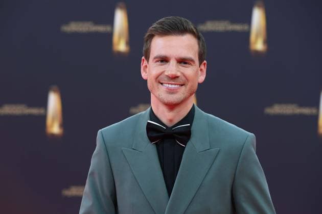 Aljoscha HOEHN, Höhn, Moderator, Roter Teppich, Red Carpet Show, Ankunft, arrival, Verleihung des Deutschen Fernsehpreises, Der Deutsche Fernsehpreis 2025, Deutscher Fernsehpreis 2025 in den MMC Studios Koeln, am 10.09.2025.