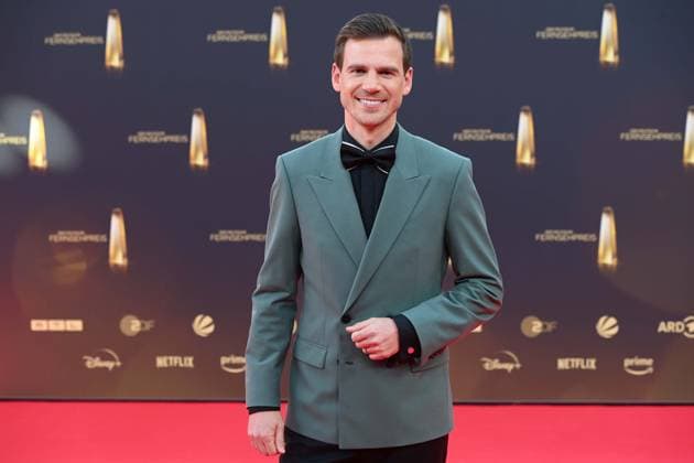 Aljoscha HOEHN, Höhn, Moderator, Roter Teppich, Red Carpet Show, Ankunft, arrival, Verleihung des Deutschen Fernsehpreises, Der Deutsche Fernsehpreis 2025, Deutscher Fernsehpreis 2025 in den MMC Studios Koeln, am 10.09.2025.
