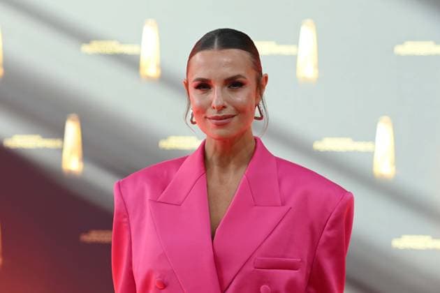 Laura WONTORRA, Moderatorin, Roter Teppich, Red Carpet Show, Ankunft, arrival, Verleihung des Deutschen Fernsehpreises, Der Deutsche Fernsehpreis 2025, Deutscher Fernsehpreis 2025 in den MMC Studios Koeln, am 10.09.2025.