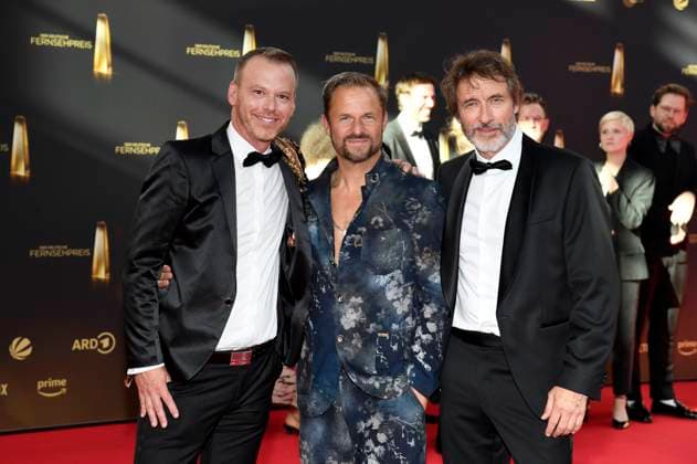 Sebastian Fitzek, Philipp Hochmair und Guido Broscheit bei der Verleihung des Deutschen Fernsehpreises 2025 in den MMC Studios. Köln, 10.09.2025