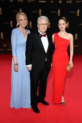 Frank Elstner mit Ehefrau Britta Gessler und Tochter Enya Elstner bei der Verleihung des Deutschen Fernsehpreises 2025 in den MMC Studios. Köln, 10.09.2025