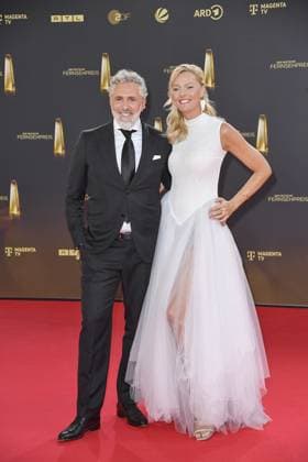 Roland Trettl und Miriam Höller bei der Ankunft zu der Verleihung des Deutschen Fernsehpreis in den MMC Studios in Koeln am 10.09.2025