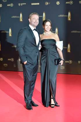 Sasha mit Ehefrau Julia Röntgen bei der Ankunft zu der Verleihung des Deutschen Fernsehpreis in den MMC Studios in Koeln am 10.09.2025